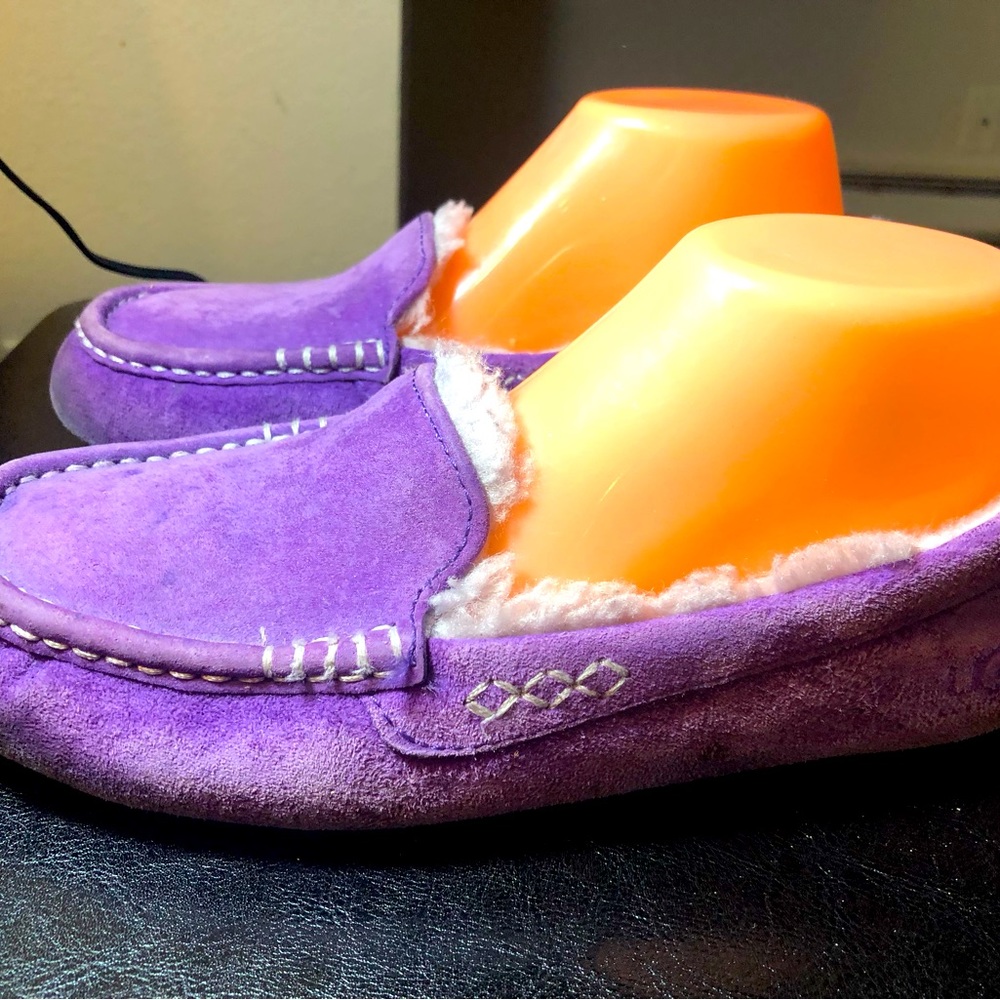 UGG 3312 Ansley Women’s Purple Moccasin Slip on Shearling Loafers Slippers Sz 7